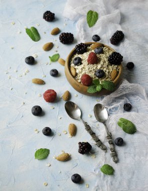 Sağlıklı kahvaltı yulaf gevreği, ahududu çilek, yaban mersini, seçici odak ile