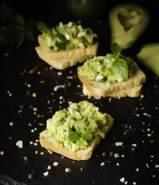 Tost ile makarna avakado veya guacamole ve baharat meyve, seçici odak, kavram ahşap tablo