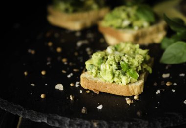 Tost ile makarna avakado veya guacamole ve baharat meyve, seçici odak, kavram ahşap tablo