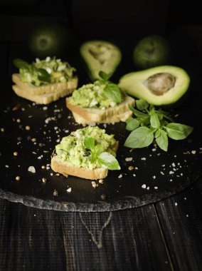 Tost ile makarna avakado veya guacamole ve baharat meyve, seçici odak, kavram ahşap tablo