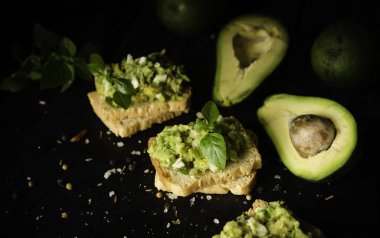 Tost ile makarna avakado veya guacamole ve baharat meyve, seçici odak, kavram ahşap tablo