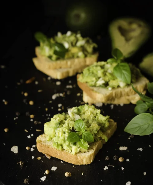 Tost ile makarna avakado veya guacamole ve baharat meyve, seçici odak, kavram ahşap tablo