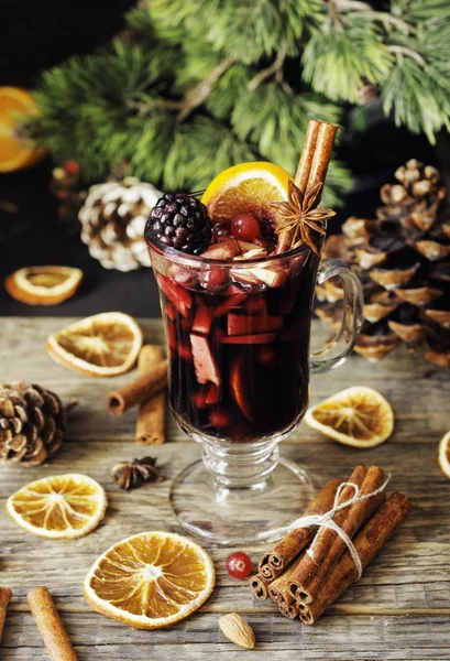 Szkła gorące grzane wino na nowy rok z składniki do gotowania, orzechy i Dekoracje świąteczne — Zdjęcie stockowe