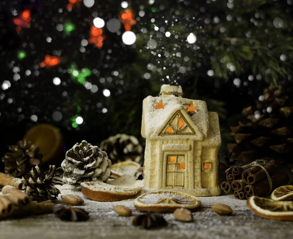小玩具房子与质朴的一张小木桌，选择性焦点装饰圣诞贺卡 — 图库照片