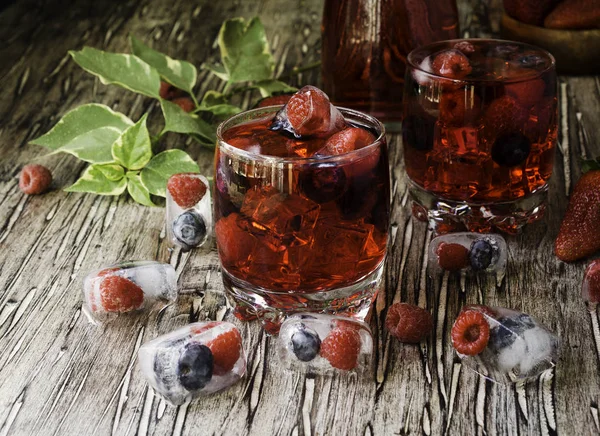 Sommaren berry saft med frysta bär på ett rustikt träbord, selektivt fokus — Stockfoto