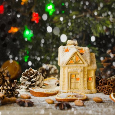 Noel kartı küçük oyuncak ev ve dekorasyon ahşap rustik masa, seçici odak üzerinde