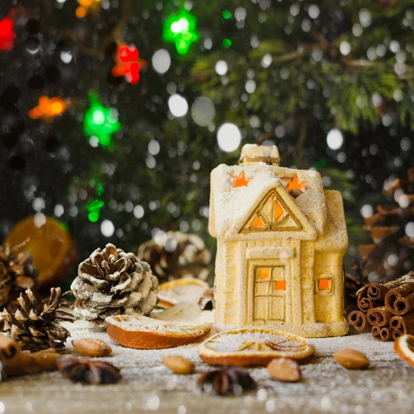 Cartão de Natal com pequena casa de brinquedo e decorações em uma mesa rústica de madeira, foco seletivo — Fotografia de Stock