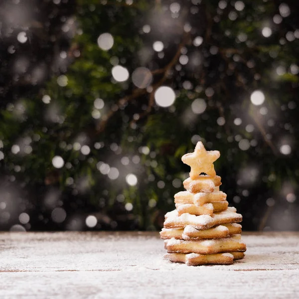 Pequena árvore de Natal de um biscoito de gengibre, foco seletivo — Fotografia de Stock