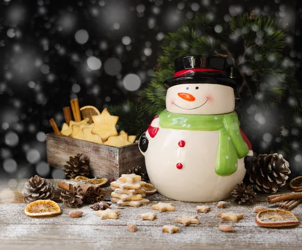 Natal biscoitos de gengibre estrela com um frasco de boneco de neve em uma mesa de madeira, foco seletivo — Fotografia de Stock