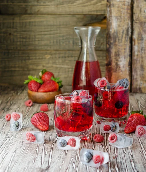 Yaz berry limonata bir masada ahşap rustik, seçici odak Dondurulmuş çilek ile — Stok fotoğraf