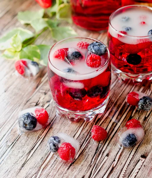 Yaz berry limonata bir masada ahşap rustik, seçici odak Dondurulmuş çilek ile — Stok fotoğraf