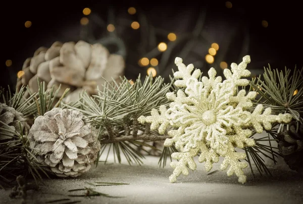 圣诞贺卡装饰冷杉的枝条和装饰元素，选择性焦点 — 图库照片