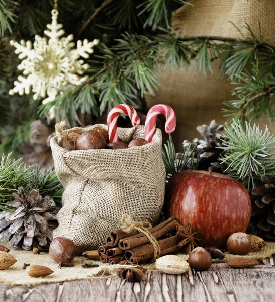 Νέο έτος ή Χριστουγεννιάτικη σύνθεση με καρύδια, mulled κρασί ξύλο παρασκήνιο, επιλεκτική εστίαση — Φωτογραφία Αρχείου