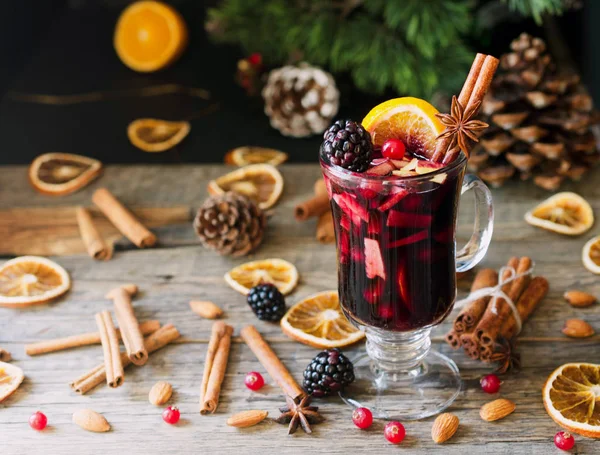 Glas Glühwein für das neue Jahr mit Zutaten für — Stockfoto