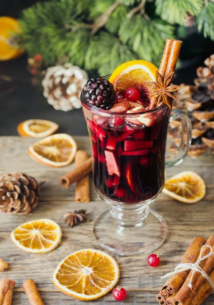 Glas Glühwein für das neue Jahr mit Zutaten für — Stockfoto