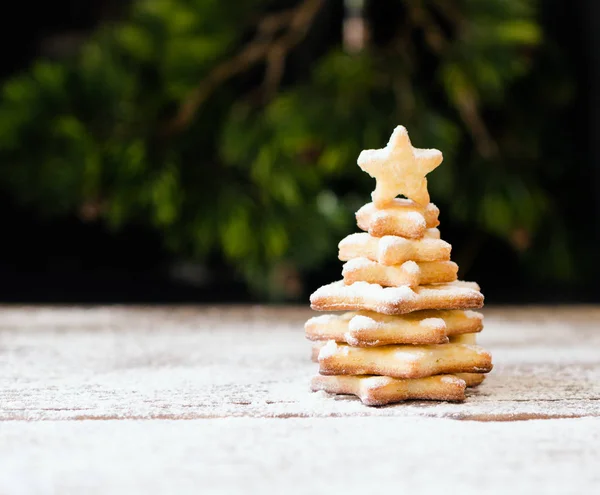 Pequena árvore de Natal de um biscoito de gengibre, foco seletivo — Fotografia de Stock