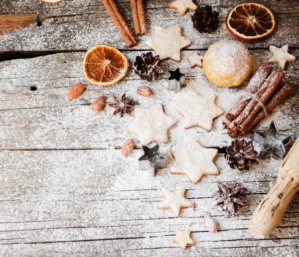 Χριστούγεννα μελόψωμο cookies αστέρια σε ένα ξύλινο τραπέζι και κόπτες μπισκότων, επιλεκτική εστίαση — Φωτογραφία Αρχείου