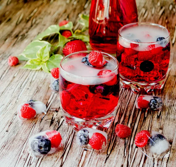 Yaz berry limonata bir masada ahşap rustik, seçici odak Dondurulmuş çilek ile — Stok fotoğraf