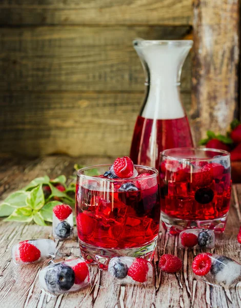 Zomer berry limonade met bevroren bessen op een houten rustieke tafel, selectieve aandacht — Stockfoto