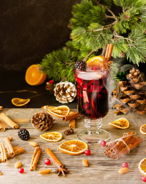 Verre de vin chaud chaud chaud pour la nouvelle année avec des ingrédients pour c — Photo