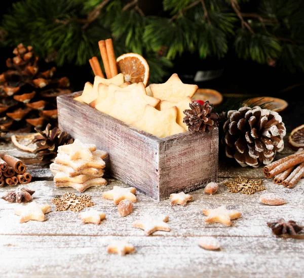 Vánoční nebo novoroční perníčky v dřevěné krabici — Stock fotografie