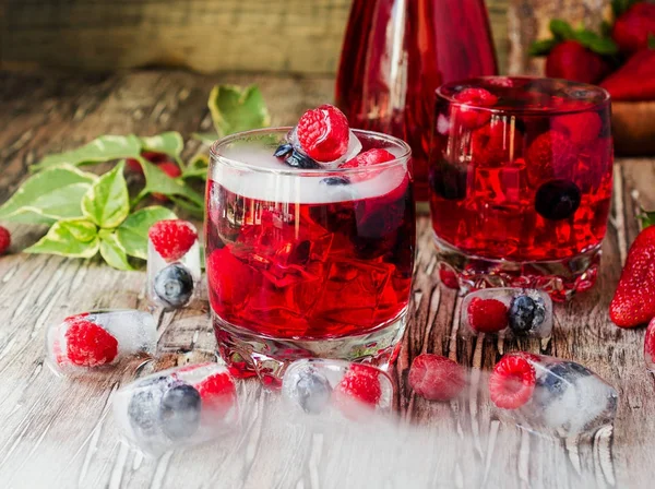 Zomer berry limonade met bevroren bessen op een houten rustieke tafel, selectieve aandacht — Stockfoto