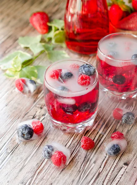 Yaz berry limonata bir masada ahşap rustik, seçici odak Dondurulmuş çilek ile — Stok fotoğraf