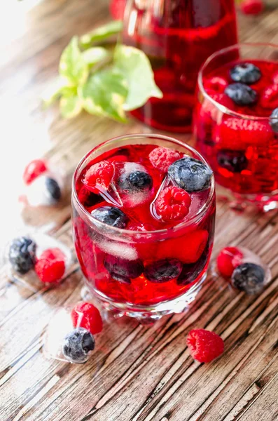 Yaz berry limonata bir masada ahşap rustik, seçici odak Dondurulmuş çilek ile — Stok fotoğraf