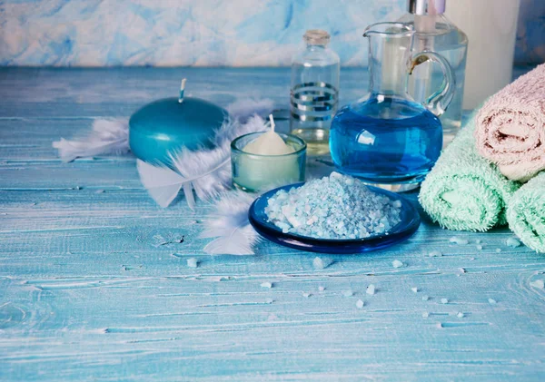 Spa havlu, tuz ve aromatik yağlar, seçici odak için ayarla — Stok fotoğraf