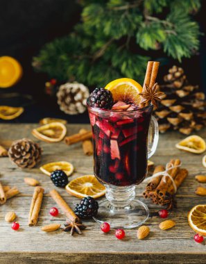 c için malzemeler ile yeni yıl için sıcak mulled şarap