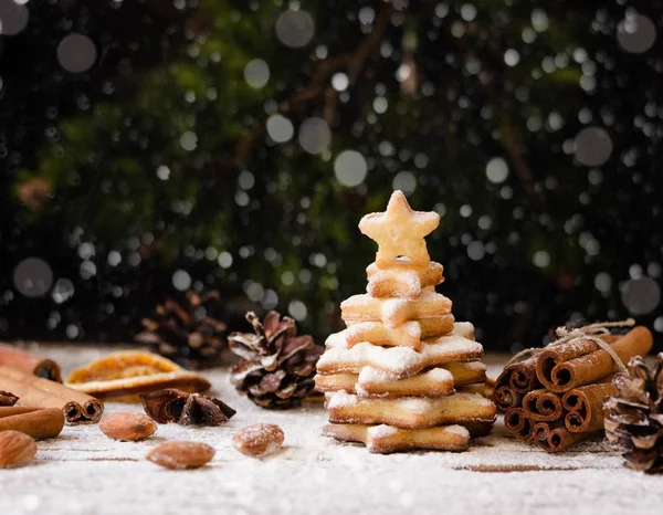 小圣诞树上的姜饼饼干，选择性焦点 — 图库照片