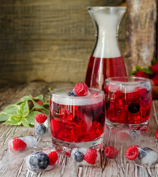 Limonada de bayas de verano con bayas congeladas en una mesa rústica de madera, enfoque selectivo —  Fotos de Stock