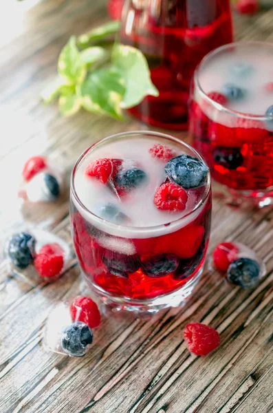 Yaz berry limonata bir masada ahşap rustik, seçici odak Dondurulmuş çilek ile — Stok fotoğraf