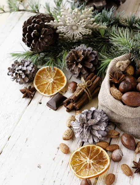 Nový rok nebo vánoční složení s vlašskými ořechy, svařené víno dřeva pozadí, Selektivní ostření — Stock fotografie