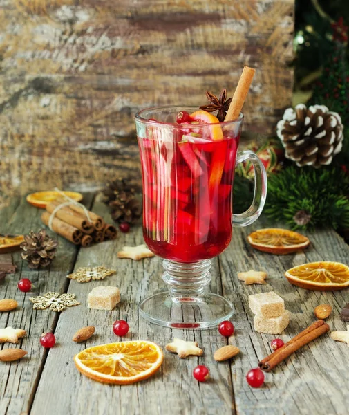 Ποτήρι ζεστό ζεστό κρασί για το νέο έτος με τα συστατικά για το μαγείρεμα, ξηρούς καρπούς και διακοσμήσεις Χριστουγέννων — Φωτογραφία Αρχείου