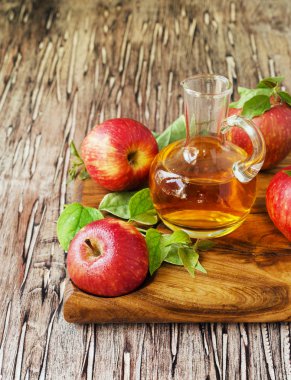 elma sirkesi ve ahşap tablo, seçici odak olgun Kırmızı elma ile sürahi