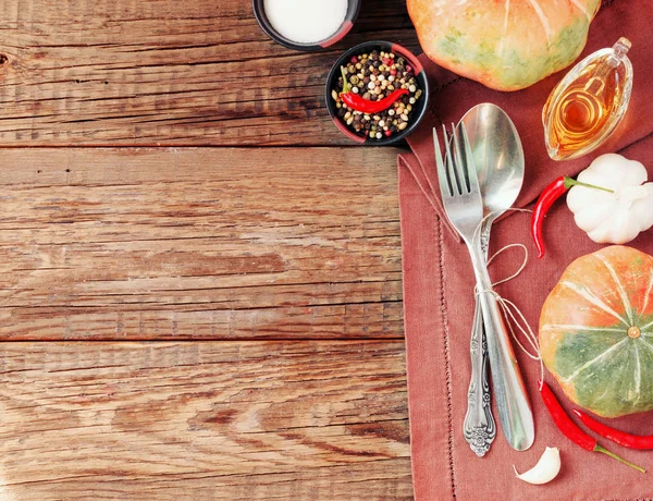 Ajuste de mesa estacional con calabazas pequeñas —  Fotos de Stock