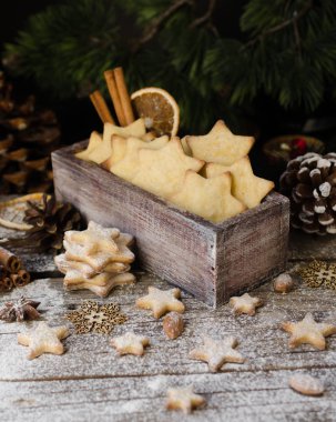 Noel ve yeni yıl gingerbread çerezleri mezarda