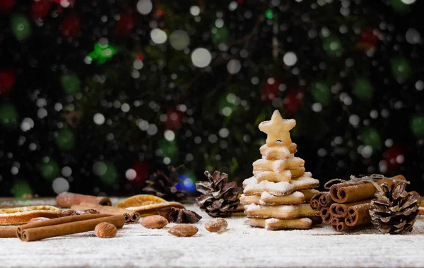 Pequena árvore de Natal de um biscoito de gengibre, foco seletivo — Fotografia de Stock