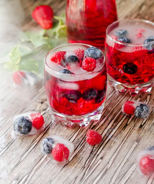 Sommaren berry saft med frysta bär på ett rustikt träbord, selektivt fokus — Stockfoto