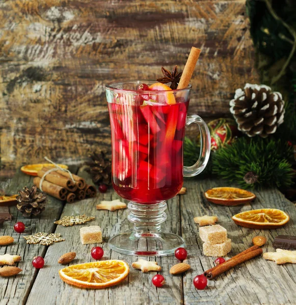 Glas Glühwein für das neue Jahr mit Zutaten zum Kochen, Nüsse und Weihnachtsdekoration — Stockfoto