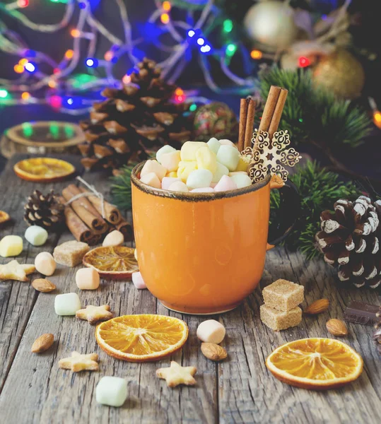 Eine Tasse heißer Weihnachtskakao mit Marshmallow-Neujahrsleuchten und -dekorationen, selektiver Fokus — Stockfoto