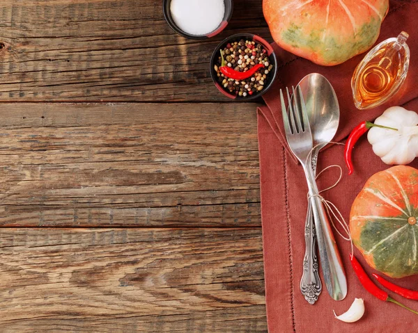 Ajuste de mesa estacional con calabazas pequeñas —  Fotos de Stock