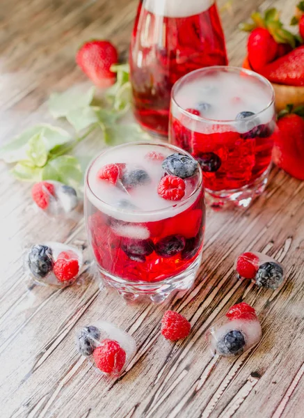 Yaz berry limonata bir masada ahşap rustik, seçici odak Dondurulmuş çilek ile — Stok fotoğraf