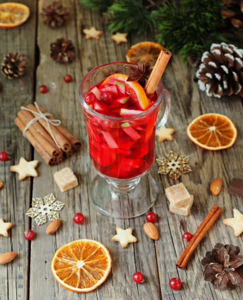 Glas Glühwein für das neue Jahr mit Zutaten zum Kochen, Nüsse und Weihnachtsdekoration — Stockfoto