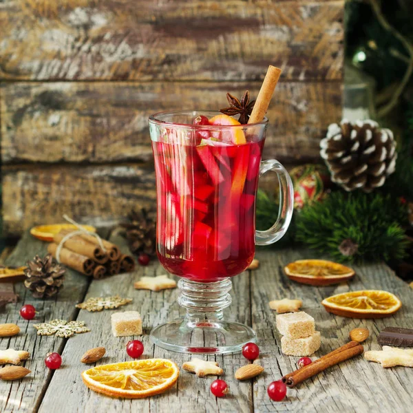 Glas Glühwein für das neue Jahr mit Zutaten zum Kochen, Nüsse und Weihnachtsdekoration — Stockfoto