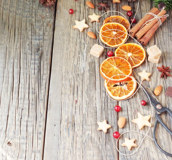 Vánoční perníkové hvězdy na dřevěný stůl a cookie řezačky, Selektivní ostření — Stock fotografie