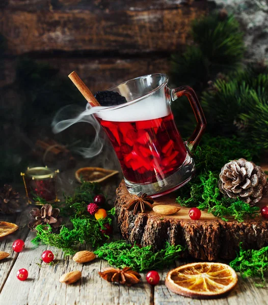 Verre de vin chaud chaud chaud chaud pour la nouvelle année avec des ingrédients pour la cuisine, noix et décorations de Noël — Photo