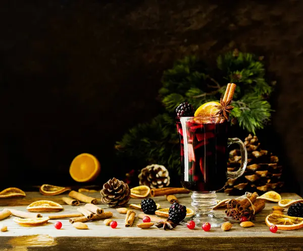 Glas Glühwein für das neue Jahr mit Zutaten für — Stockfoto