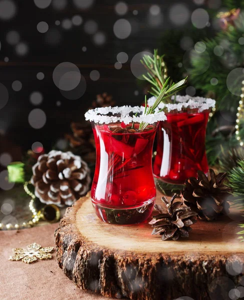 Verre de vin chaud chaud chaud chaud pour la nouvelle année avec des ingrédients pour la cuisine, noix et décorations de Noël — Photo